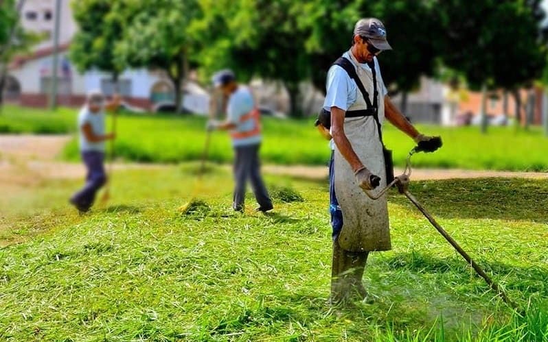 Equipe de roçagem trabalhando em área verde urbana em Lins/SP